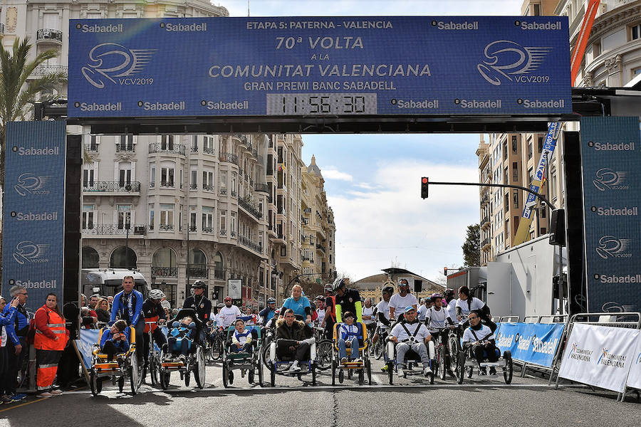 Las bicicletas solidarias recorren el centro de la ciudad de Valencia