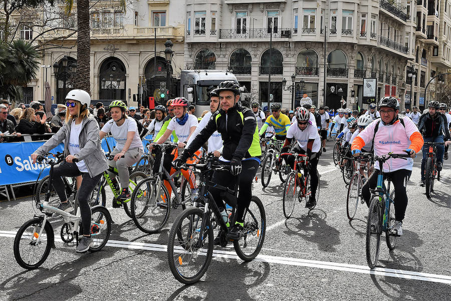 Las bicicletas solidarias recorren el centro de la ciudad de Valencia