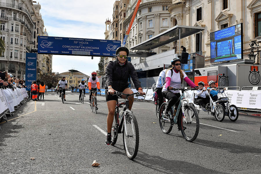 Las bicicletas solidarias recorren el centro de la ciudad de Valencia