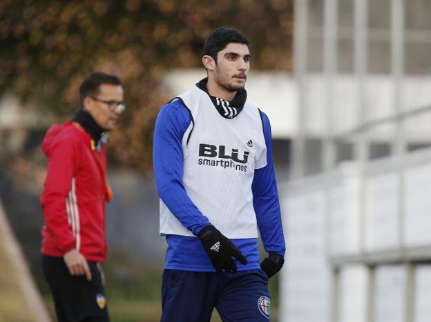 Guedes vuelve a la convocatoria tras dos meses de ausencia por lesión.  