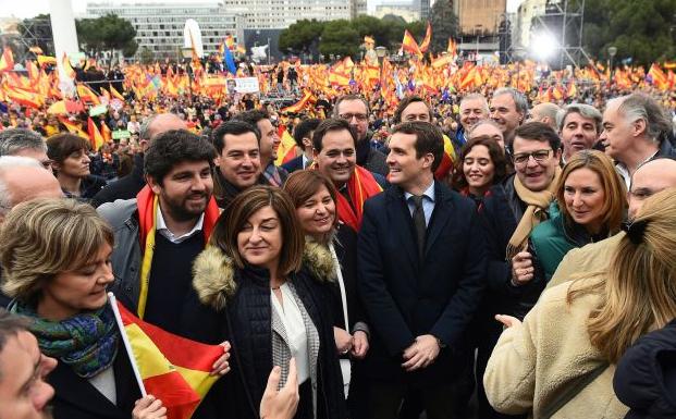 Isabel Bonig, junto a Pablo Casado, en la manifestación de Madrid.