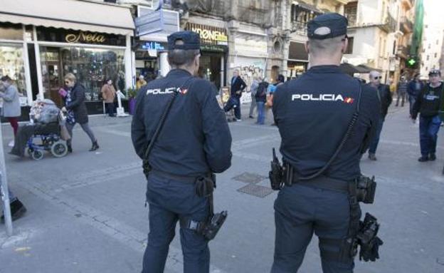 Agentes de la Policía Nacional en el centro de Valencia.