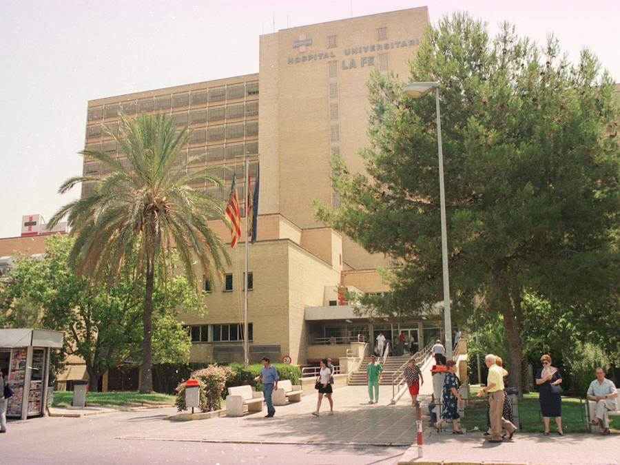 El antiguo edificio de Campanar se reinventa medio siglo después entre obras con el reto de recuperar la asistencia sanitaria para los vecinos. Con el traslado del hospital al Bulevar Sur, el barrio se quedó huérfano de la referencia asistencial en la que se convirtió La Fe; centro sanitario que, al igual que revitalizó la zona gracias a su nacimiento, la llenó de sombras en su despedida.