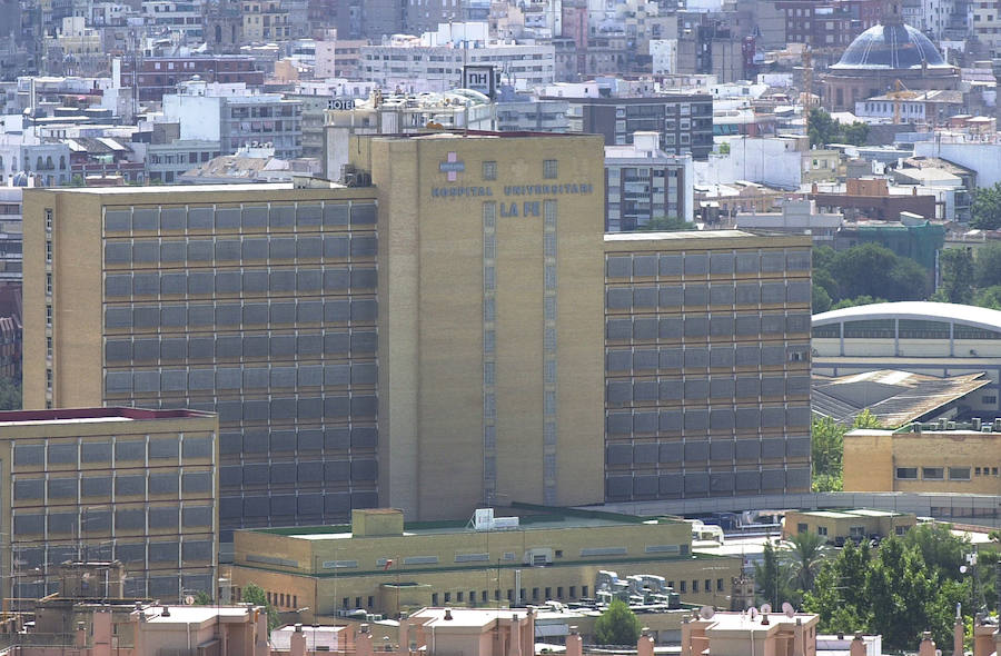 El antiguo edificio de Campanar se reinventa medio siglo después entre obras con el reto de recuperar la asistencia sanitaria para los vecinos. Con el traslado del hospital al Bulevar Sur, el barrio se quedó huérfano de la referencia asistencial en la que se convirtió La Fe; centro sanitario que, al igual que revitalizó la zona gracias a su nacimiento, la llenó de sombras en su despedida.