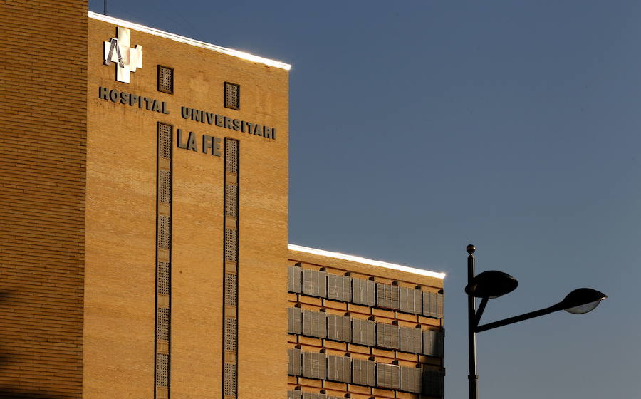 El antiguo edificio de Campanar se reinventa medio siglo después entre obras con el reto de recuperar la asistencia sanitaria para los vecinos. Con el traslado del hospital al Bulevar Sur, el barrio se quedó huérfano de la referencia asistencial en la que se convirtió La Fe; centro sanitario que, al igual que revitalizó la zona gracias a su nacimiento, la llenó de sombras en su despedida.