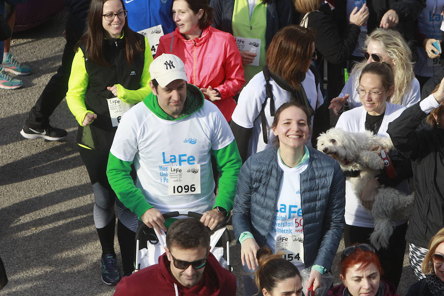 Más de 1.300 personas han participado este domingo en la Marcha a pie por el antiguo cauce del río Turia para celebrar el 50 Aniversario del Hospital Universitari i Politècnic La Fe. La Marcha conmemorativa ha trascurrido entre el paso inferior del Puente 9 de Octubre hasta el paso inferior del Puente de l'Assut d'Or, en la Ciudad de las Artes y las Ciencias y en ella han participado la Directora General de Asistencia Sanitaria de la Conselleria de Sanidad Universal y Salut Pública, Mariam Layunta; la Directora General de Recursos Humanos de la Conselleria, Carmen López; la Directora Territorial de Sanidad, Maite Cardona y la Gerente del Departament de Salut València La Fe, Mònica Almiñana.