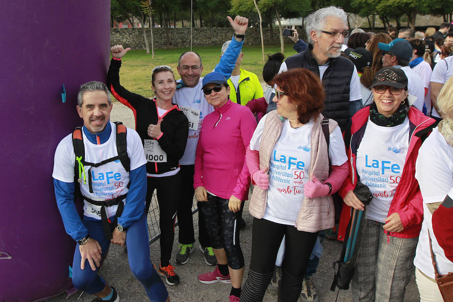 Más de 1.300 personas han participado este domingo en la Marcha a pie por el antiguo cauce del río Turia para celebrar el 50 Aniversario del Hospital Universitari i Politècnic La Fe. La Marcha conmemorativa ha trascurrido entre el paso inferior del Puente 9 de Octubre hasta el paso inferior del Puente de l'Assut d'Or, en la Ciudad de las Artes y las Ciencias y en ella han participado la Directora General de Asistencia Sanitaria de la Conselleria de Sanidad Universal y Salut Pública, Mariam Layunta; la Directora General de Recursos Humanos de la Conselleria, Carmen López; la Directora Territorial de Sanidad, Maite Cardona y la Gerente del Departament de Salut València La Fe, Mònica Almiñana.