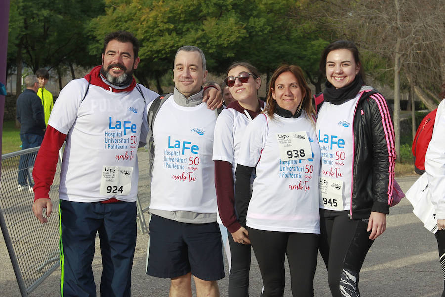 Más de 1.300 personas han participado este domingo en la Marcha a pie por el antiguo cauce del río Turia para celebrar el 50 Aniversario del Hospital Universitari i Politècnic La Fe. La Marcha conmemorativa ha trascurrido entre el paso inferior del Puente 9 de Octubre hasta el paso inferior del Puente de l'Assut d'Or, en la Ciudad de las Artes y las Ciencias y en ella han participado la Directora General de Asistencia Sanitaria de la Conselleria de Sanidad Universal y Salut Pública, Mariam Layunta; la Directora General de Recursos Humanos de la Conselleria, Carmen López; la Directora Territorial de Sanidad, Maite Cardona y la Gerente del Departament de Salut València La Fe, Mònica Almiñana.