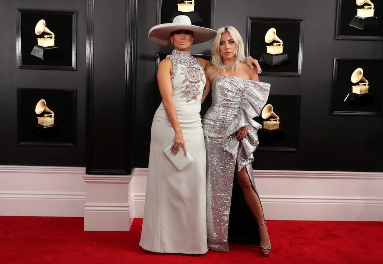Potentes voces femeninas se apoderaron del escenario en la entrega de los Grammy de este domingo: Lady Gaga, Dua Lipa, Kacey Musgraves, Brandi Carlile y Cardi B fueron premiadas por su música, de diversos géneros pero con una misión común: labrar el camino para que otras mujeres sigan brillando en la industria. Pero también fue una gala que celebró el rap, un género hasta ahora significativamente marginado. Ariana Grande ganó el primer gramófono de su carrera y no estuvo para recibirlo, tras diferencias con la producción de la ceremonia que la llevaron a decidir no asistir. Y Cardi B se llevó el primer Grammy a una rapera solista. La cantante de country Kacey Musgraves reinó en la 61 edición de los Grammy con cuatro premios, incluido mejor álbum del año («Golden Hour»), en una gala histórica para Childish Gambino, ganador de otros cuatro galardones, y para la latina Cardi B, primera mujer en llevarse el mejor álbum de rap. Gambino, el seudónimo por el que se conoce a Donald Glover, fue el otro gran nombre de la jornada con sus victorias en las categorías de mejor grabación del año, mejor canción del año, mejor actuación de rap y mejor vídeo, todas ellas por el imponente e implacable «This is America». El músico hizo historia al conseguir que, por primera vez, un tema rap se alzase con la victoria en el campo de mejor canción del año.