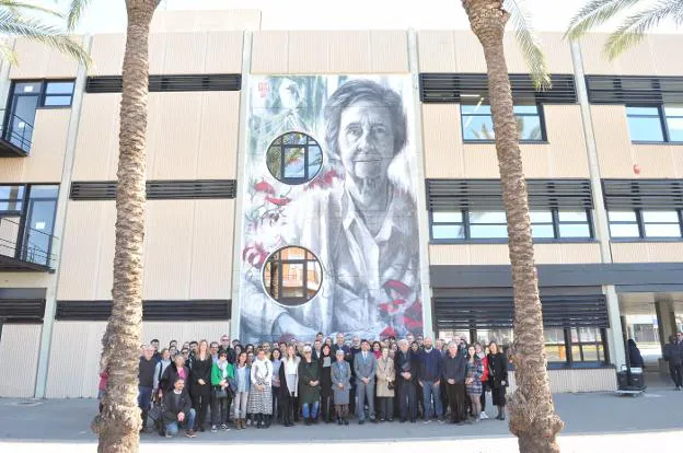 El mural, con los asistentes a la inauguración. 