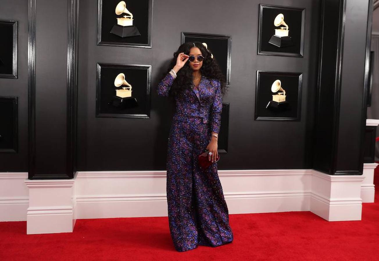Potentes voces femeninas se apoderaron del escenario en la entrega de los Grammy de este domingo: Lady Gaga, Dua Lipa, Kacey Musgraves, Brandi Carlile y Cardi B fueron premiadas por su música, de diversos géneros pero con una misión común: labrar el camino para que otras mujeres sigan brillando en la industria. Pero también fue una gala que celebró el rap, un género hasta ahora significativamente marginado. Ariana Grande ganó el primer gramófono de su carrera y no estuvo para recibirlo, tras diferencias con la producción de la ceremonia que la llevaron a decidir no asistir. Y Cardi B se llevó el primer Grammy a una rapera solista. La cantante de country Kacey Musgraves reinó en la 61 edición de los Grammy con cuatro premios, incluido mejor álbum del año («Golden Hour»), en una gala histórica para Childish Gambino, ganador de otros cuatro galardones, y para la latina Cardi B, primera mujer en llevarse el mejor álbum de rap. Gambino, el seudónimo por el que se conoce a Donald Glover, fue el otro gran nombre de la jornada con sus victorias en las categorías de mejor grabación del año, mejor canción del año, mejor actuación de rap y mejor vídeo, todas ellas por el imponente e implacable «This is America». El músico hizo historia al conseguir que, por primera vez, un tema rap se alzase con la victoria en el campo de mejor canción del año.