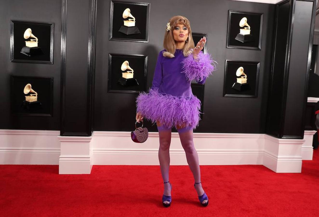 Potentes voces femeninas se apoderaron del escenario en la entrega de los Grammy de este domingo: Lady Gaga, Dua Lipa, Kacey Musgraves, Brandi Carlile y Cardi B fueron premiadas por su música, de diversos géneros pero con una misión común: labrar el camino para que otras mujeres sigan brillando en la industria. Pero también fue una gala que celebró el rap, un género hasta ahora significativamente marginado. Ariana Grande ganó el primer gramófono de su carrera y no estuvo para recibirlo, tras diferencias con la producción de la ceremonia que la llevaron a decidir no asistir. Y Cardi B se llevó el primer Grammy a una rapera solista. La cantante de country Kacey Musgraves reinó en la 61 edición de los Grammy con cuatro premios, incluido mejor álbum del año («Golden Hour»), en una gala histórica para Childish Gambino, ganador de otros cuatro galardones, y para la latina Cardi B, primera mujer en llevarse el mejor álbum de rap. Gambino, el seudónimo por el que se conoce a Donald Glover, fue el otro gran nombre de la jornada con sus victorias en las categorías de mejor grabación del año, mejor canción del año, mejor actuación de rap y mejor vídeo, todas ellas por el imponente e implacable «This is America». El músico hizo historia al conseguir que, por primera vez, un tema rap se alzase con la victoria en el campo de mejor canción del año.