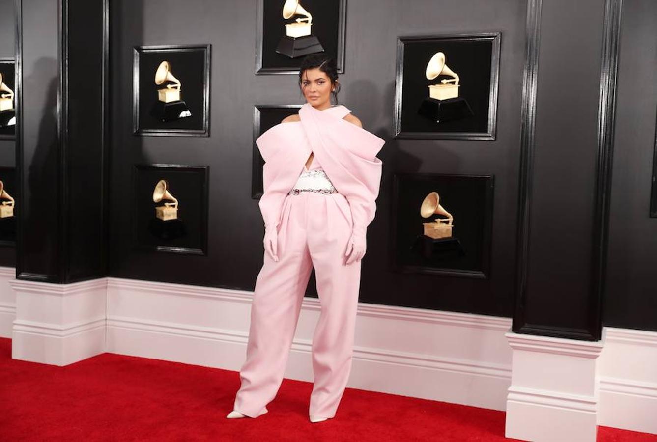 Potentes voces femeninas se apoderaron del escenario en la entrega de los Grammy de este domingo: Lady Gaga, Dua Lipa, Kacey Musgraves, Brandi Carlile y Cardi B fueron premiadas por su música, de diversos géneros pero con una misión común: labrar el camino para que otras mujeres sigan brillando en la industria. Pero también fue una gala que celebró el rap, un género hasta ahora significativamente marginado. Ariana Grande ganó el primer gramófono de su carrera y no estuvo para recibirlo, tras diferencias con la producción de la ceremonia que la llevaron a decidir no asistir. Y Cardi B se llevó el primer Grammy a una rapera solista. La cantante de country Kacey Musgraves reinó en la 61 edición de los Grammy con cuatro premios, incluido mejor álbum del año («Golden Hour»), en una gala histórica para Childish Gambino, ganador de otros cuatro galardones, y para la latina Cardi B, primera mujer en llevarse el mejor álbum de rap. Gambino, el seudónimo por el que se conoce a Donald Glover, fue el otro gran nombre de la jornada con sus victorias en las categorías de mejor grabación del año, mejor canción del año, mejor actuación de rap y mejor vídeo, todas ellas por el imponente e implacable «This is America». El músico hizo historia al conseguir que, por primera vez, un tema rap se alzase con la victoria en el campo de mejor canción del año.