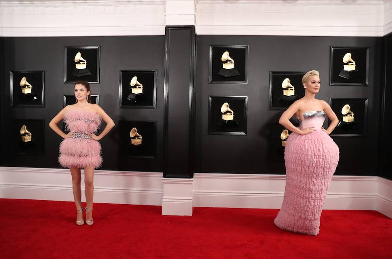 Potentes voces femeninas se apoderaron del escenario en la entrega de los Grammy de este domingo: Lady Gaga, Dua Lipa, Kacey Musgraves, Brandi Carlile y Cardi B fueron premiadas por su música, de diversos géneros pero con una misión común: labrar el camino para que otras mujeres sigan brillando en la industria. Pero también fue una gala que celebró el rap, un género hasta ahora significativamente marginado. Ariana Grande ganó el primer gramófono de su carrera y no estuvo para recibirlo, tras diferencias con la producción de la ceremonia que la llevaron a decidir no asistir. Y Cardi B se llevó el primer Grammy a una rapera solista. La cantante de country Kacey Musgraves reinó en la 61 edición de los Grammy con cuatro premios, incluido mejor álbum del año («Golden Hour»), en una gala histórica para Childish Gambino, ganador de otros cuatro galardones, y para la latina Cardi B, primera mujer en llevarse el mejor álbum de rap. Gambino, el seudónimo por el que se conoce a Donald Glover, fue el otro gran nombre de la jornada con sus victorias en las categorías de mejor grabación del año, mejor canción del año, mejor actuación de rap y mejor vídeo, todas ellas por el imponente e implacable «This is America». El músico hizo historia al conseguir que, por primera vez, un tema rap se alzase con la victoria en el campo de mejor canción del año.