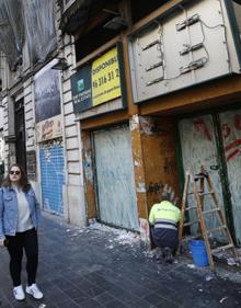 Imagen secundaria 2 - Comercios cerrados o en obras en la Gran Vía Germanías (Arriba), calle Sueca (Izq.) y calle las Barcas.