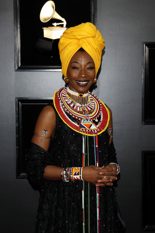 Potentes voces femeninas se apoderaron del escenario en la entrega de los Grammy de este domingo: Lady Gaga, Dua Lipa, Kacey Musgraves, Brandi Carlile y Cardi B fueron premiadas por su música, de diversos géneros pero con una misión común: labrar el camino para que otras mujeres sigan brillando en la industria. Pero también fue una gala que celebró el rap, un género hasta ahora significativamente marginado. Ariana Grande ganó el primer gramófono de su carrera y no estuvo para recibirlo, tras diferencias con la producción de la ceremonia que la llevaron a decidir no asistir. Y Cardi B se llevó el primer Grammy a una rapera solista. La cantante de country Kacey Musgraves reinó en la 61 edición de los Grammy con cuatro premios, incluido mejor álbum del año («Golden Hour»), en una gala histórica para Childish Gambino, ganador de otros cuatro galardones, y para la latina Cardi B, primera mujer en llevarse el mejor álbum de rap. Gambino, el seudónimo por el que se conoce a Donald Glover, fue el otro gran nombre de la jornada con sus victorias en las categorías de mejor grabación del año, mejor canción del año, mejor actuación de rap y mejor vídeo, todas ellas por el imponente e implacable «This is America». El músico hizo historia al conseguir que, por primera vez, un tema rap se alzase con la victoria en el campo de mejor canción del año.