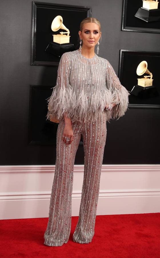 Potentes voces femeninas se apoderaron del escenario en la entrega de los Grammy de este domingo: Lady Gaga, Dua Lipa, Kacey Musgraves, Brandi Carlile y Cardi B fueron premiadas por su música, de diversos géneros pero con una misión común: labrar el camino para que otras mujeres sigan brillando en la industria. Pero también fue una gala que celebró el rap, un género hasta ahora significativamente marginado. Ariana Grande ganó el primer gramófono de su carrera y no estuvo para recibirlo, tras diferencias con la producción de la ceremonia que la llevaron a decidir no asistir. Y Cardi B se llevó el primer Grammy a una rapera solista. La cantante de country Kacey Musgraves reinó en la 61 edición de los Grammy con cuatro premios, incluido mejor álbum del año («Golden Hour»), en una gala histórica para Childish Gambino, ganador de otros cuatro galardones, y para la latina Cardi B, primera mujer en llevarse el mejor álbum de rap. Gambino, el seudónimo por el que se conoce a Donald Glover, fue el otro gran nombre de la jornada con sus victorias en las categorías de mejor grabación del año, mejor canción del año, mejor actuación de rap y mejor vídeo, todas ellas por el imponente e implacable «This is America». El músico hizo historia al conseguir que, por primera vez, un tema rap se alzase con la victoria en el campo de mejor canción del año.