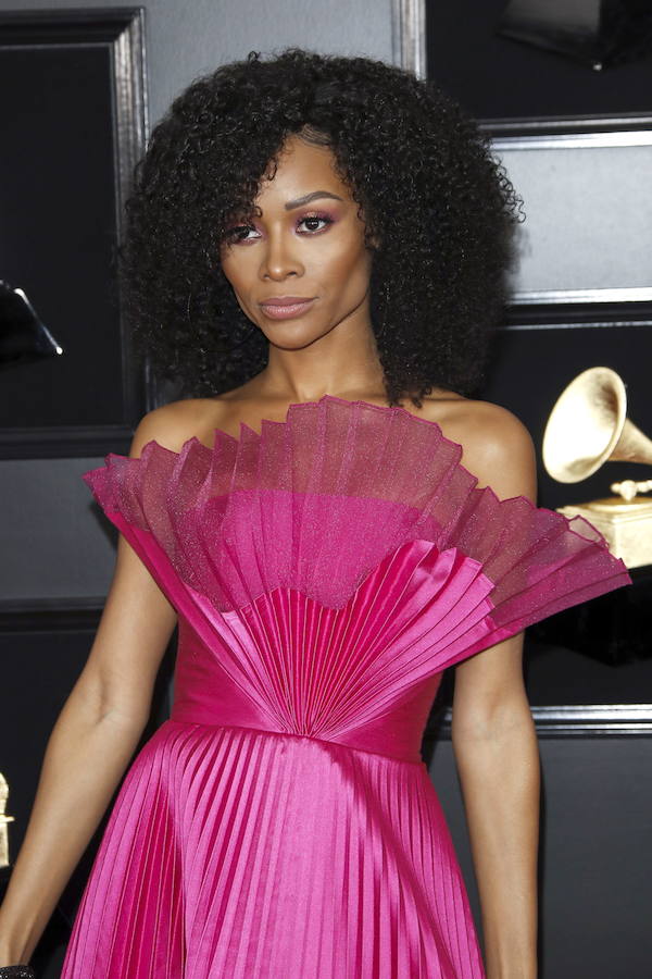 Potentes voces femeninas se apoderaron del escenario en la entrega de los Grammy de este domingo: Lady Gaga, Dua Lipa, Kacey Musgraves, Brandi Carlile y Cardi B fueron premiadas por su música, de diversos géneros pero con una misión común: labrar el camino para que otras mujeres sigan brillando en la industria. Pero también fue una gala que celebró el rap, un género hasta ahora significativamente marginado. Ariana Grande ganó el primer gramófono de su carrera y no estuvo para recibirlo, tras diferencias con la producción de la ceremonia que la llevaron a decidir no asistir. Y Cardi B se llevó el primer Grammy a una rapera solista. La cantante de country Kacey Musgraves reinó en la 61 edición de los Grammy con cuatro premios, incluido mejor álbum del año («Golden Hour»), en una gala histórica para Childish Gambino, ganador de otros cuatro galardones, y para la latina Cardi B, primera mujer en llevarse el mejor álbum de rap. Gambino, el seudónimo por el que se conoce a Donald Glover, fue el otro gran nombre de la jornada con sus victorias en las categorías de mejor grabación del año, mejor canción del año, mejor actuación de rap y mejor vídeo, todas ellas por el imponente e implacable «This is America». El músico hizo historia al conseguir que, por primera vez, un tema rap se alzase con la victoria en el campo de mejor canción del año.