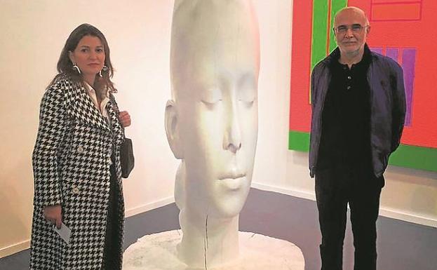 Ángela Pla y el catedrático de Historia del Arte Javier Perez Rojas contemplan una pieza de Jaume Plensa durante la feria ARCOmadrid. 