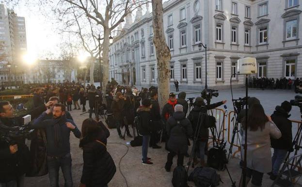 Periodistas de todo el mundo se concentran frente al Tribunal Supremo.