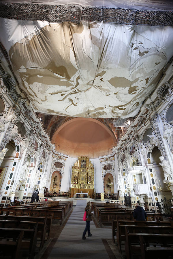 Devolver a la iglesia de los Santos Juanes su esplendor. El ambicioso proyecto que requiere alcanzar esa meta ya está describiendo los primeros pasos bajo la dirección de Pilar Roig, catedrática de Restauración de la Universitat Politècnica de València (UPV). Tienen muchos estudios que realizar, pero ya conocen algunas claves. Completar la intervención, que se llevará a cabo bajo el mecenazgo de la Fundación Hortensia Herrero, requerirá cuatro años a partir del arranque de las obras -previsto para el último trimestre de 2020- y una inversión de seis millones de euros