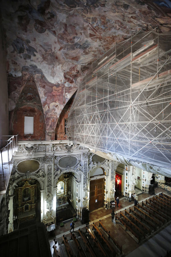 Devolver a la iglesia de los Santos Juanes su esplendor. El ambicioso proyecto que requiere alcanzar esa meta ya está describiendo los primeros pasos bajo la dirección de Pilar Roig, catedrática de Restauración de la Universitat Politècnica de València (UPV). Tienen muchos estudios que realizar, pero ya conocen algunas claves. Completar la intervención, que se llevará a cabo bajo el mecenazgo de la Fundación Hortensia Herrero, requerirá cuatro años a partir del arranque de las obras -previsto para el último trimestre de 2020- y una inversión de seis millones de euros