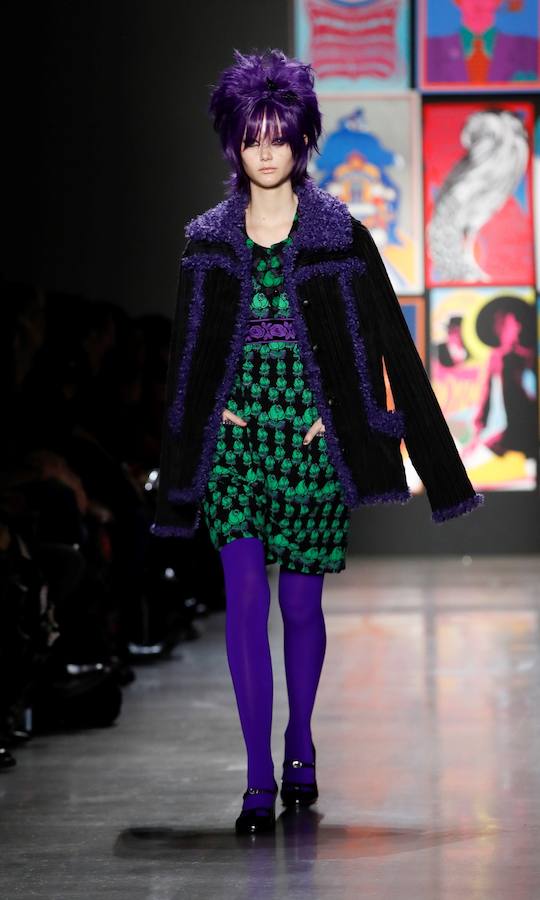 El color y las combinaciones imposibles son los protagonistas del desfile de la diseñadora Anna Sui en la Semana de la Moda de Nueva York 2019/2020. Su colección, titulada «Poptimismo». mira hacia la cultura pop: vestidos de satén, cortos, de inspiración sesentera, coloridos abrigos y monos con estampados de referencias asiáticas. Así ha sido la pasarela de la diseñadora de Detroit.