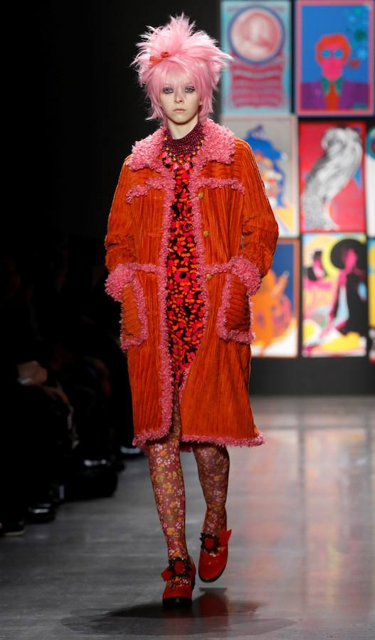 El color y las combinaciones imposibles son los protagonistas del desfile de la diseñadora Anna Sui en la Semana de la Moda de Nueva York 2019/2020. Su colección, titulada «Poptimismo». mira hacia la cultura pop: vestidos de satén, cortos, de inspiración sesentera, coloridos abrigos y monos con estampados de referencias asiáticas. Así ha sido la pasarela de la diseñadora de Detroit.