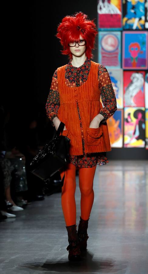 El color y las combinaciones imposibles son los protagonistas del desfile de la diseñadora Anna Sui en la Semana de la Moda de Nueva York 2019/2020. Su colección, titulada «Poptimismo». mira hacia la cultura pop: vestidos de satén, cortos, de inspiración sesentera, coloridos abrigos y monos con estampados de referencias asiáticas. Así ha sido la pasarela de la diseñadora de Detroit.