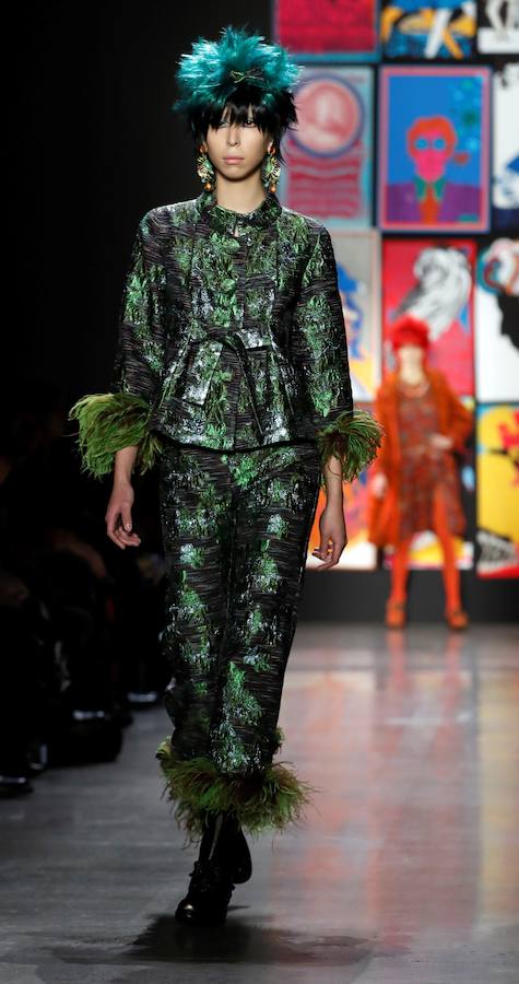 El color y las combinaciones imposibles son los protagonistas del desfile de la diseñadora Anna Sui en la Semana de la Moda de Nueva York 2019/2020. Su colección, titulada «Poptimismo». mira hacia la cultura pop: vestidos de satén, cortos, de inspiración sesentera, coloridos abrigos y monos con estampados de referencias asiáticas. Así ha sido la pasarela de la diseñadora de Detroit.