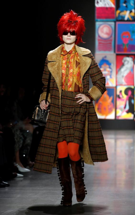 El color y las combinaciones imposibles son los protagonistas del desfile de la diseñadora Anna Sui en la Semana de la Moda de Nueva York 2019/2020. Su colección, titulada «Poptimismo». mira hacia la cultura pop: vestidos de satén, cortos, de inspiración sesentera, coloridos abrigos y monos con estampados de referencias asiáticas. Así ha sido la pasarela de la diseñadora de Detroit.