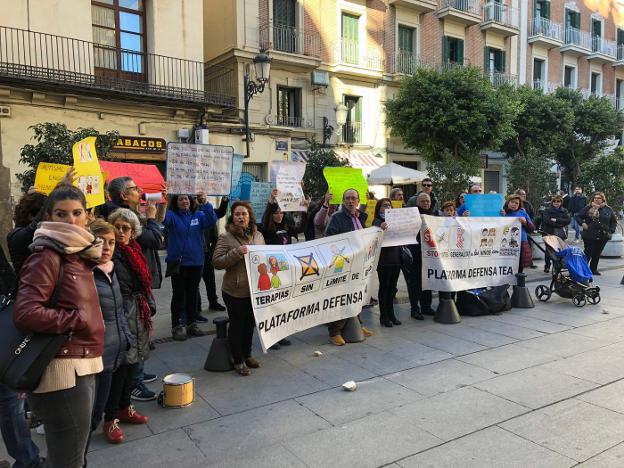 Familias de niños con Trastorno del Espectro Autista, en una protesta ante el Palau de la Generalitat el pasado 25 de enero. 