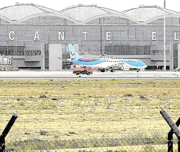 Un avión estacionado en las pistas del aeropuerto de El Altet. 