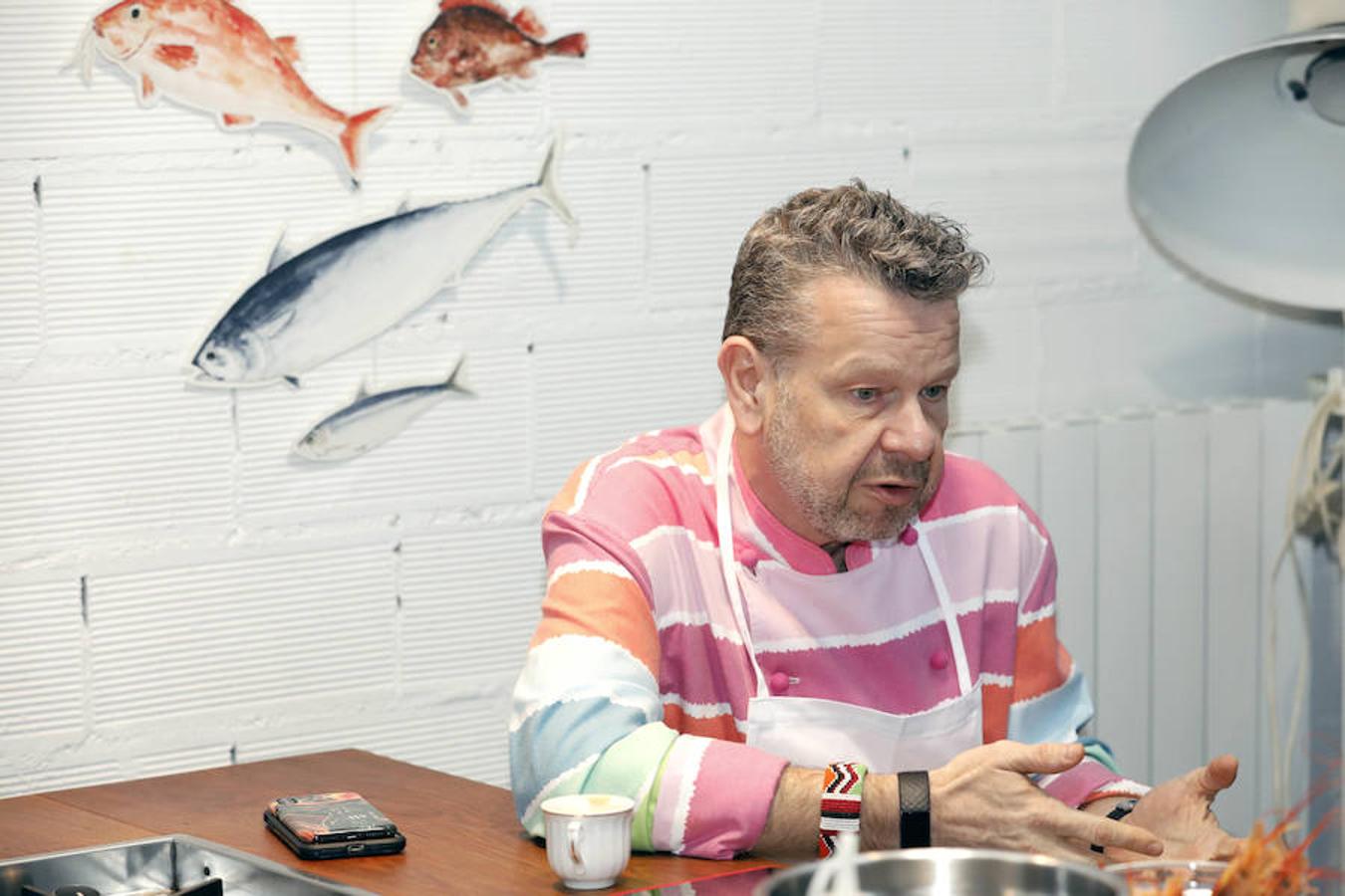 Uno de los chefs más mediáticos ha salido de la pequeña pantalla para volver a los fogones de una forma muy lúdica y educativa: ofreciendo un taller en la capital del Turia para personas diabéticas. Los asistentes han podido cocinar con el maestro y seguir sus consejos para elaborar un plato cardiosaludable que demuestre que se puede comer sano y rico.