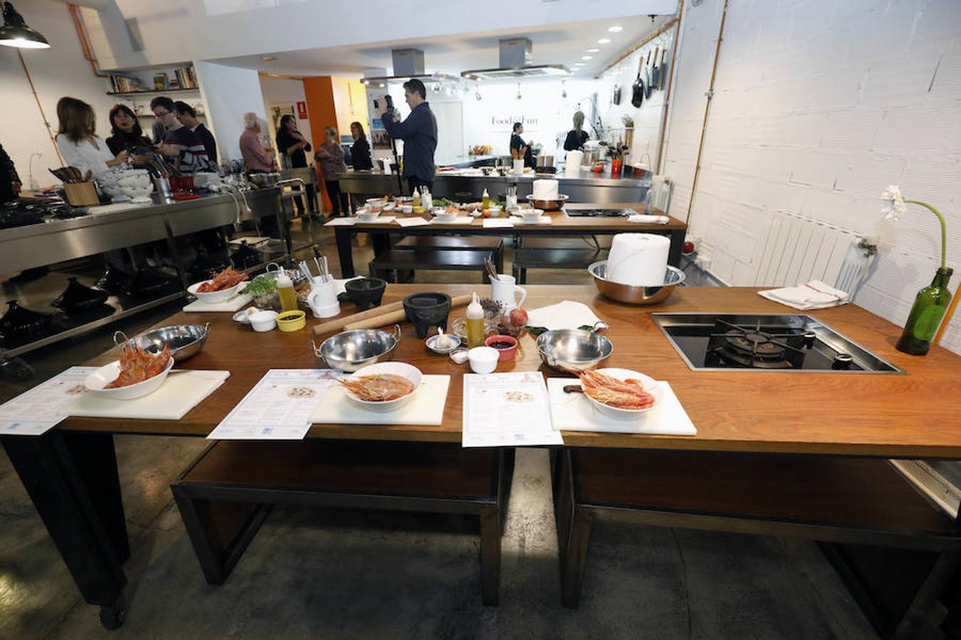 Uno de los chefs más mediáticos ha salido de la pequeña pantalla para volver a los fogones de una forma muy lúdica y educativa: ofreciendo un taller en la capital del Turia para personas diabéticas. Los asistentes han podido cocinar con el maestro y seguir sus consejos para elaborar un plato cardiosaludable que demuestre que se puede comer sano y rico.