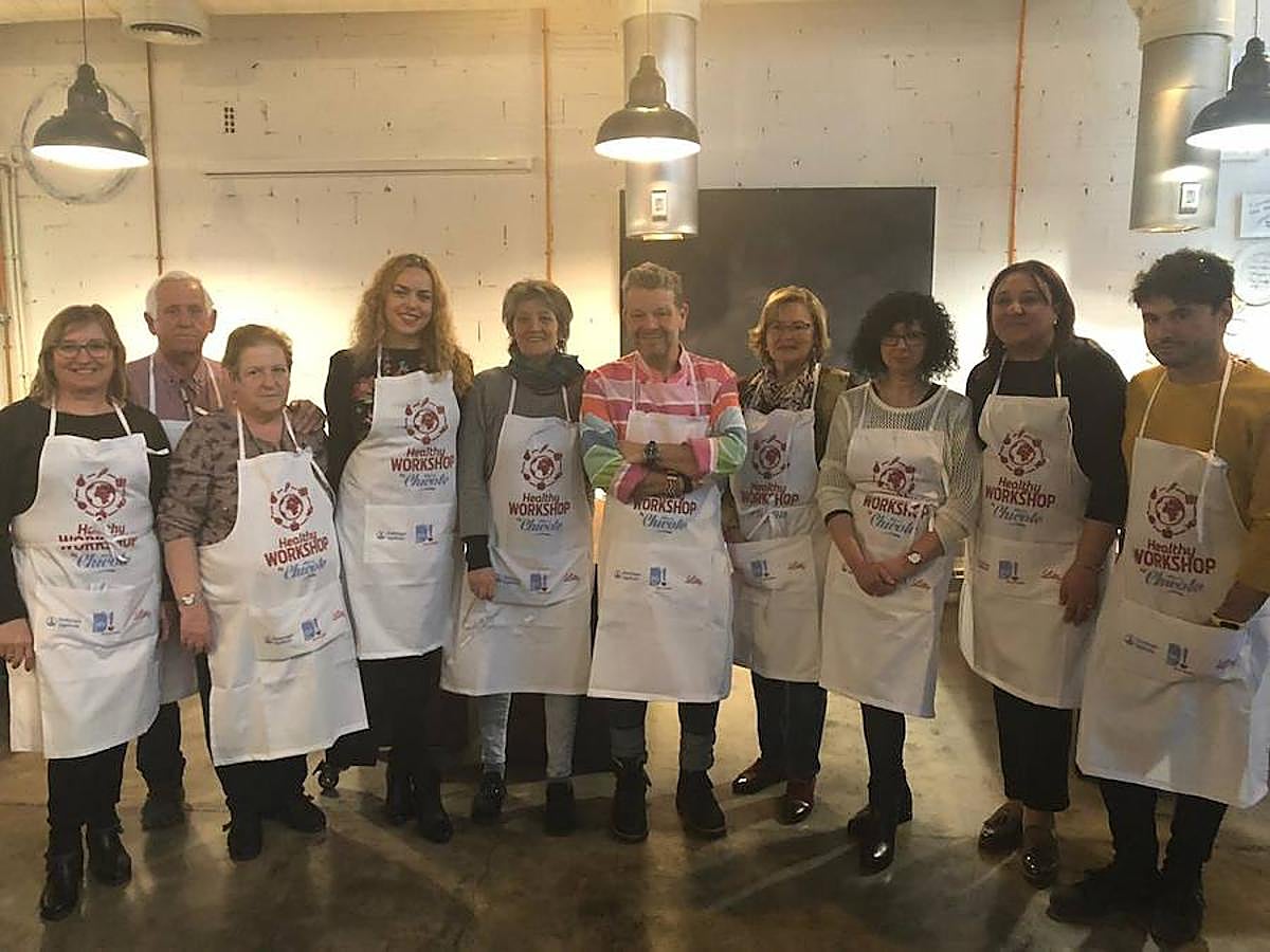 Uno de los chefs más mediáticos ha salido de la pequeña pantalla para volver a los fogones de una forma muy lúdica y educativa: ofreciendo un taller en la capital del Turia para personas diabéticas. Los asistentes han podido cocinar con el maestro y seguir sus consejos para elaborar un plato cardiosaludable que demuestre que se puede comer sano y rico.