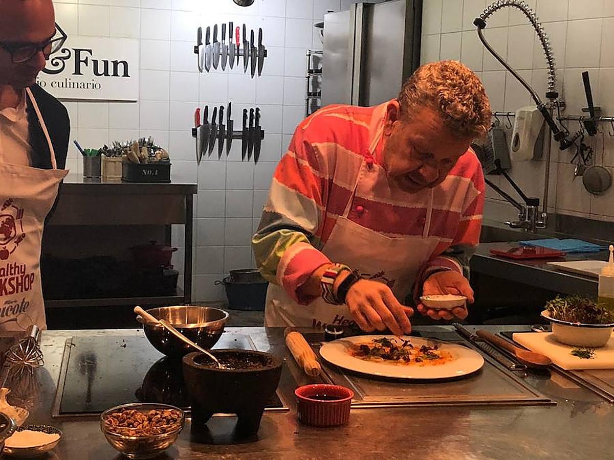 Uno de los chefs más mediáticos ha salido de la pequeña pantalla para volver a los fogones de una forma muy lúdica y educativa: ofreciendo un taller en la capital del Turia para personas diabéticas. Los asistentes han podido cocinar con el maestro y seguir sus consejos para elaborar un plato cardiosaludable que demuestre que se puede comer sano y rico.