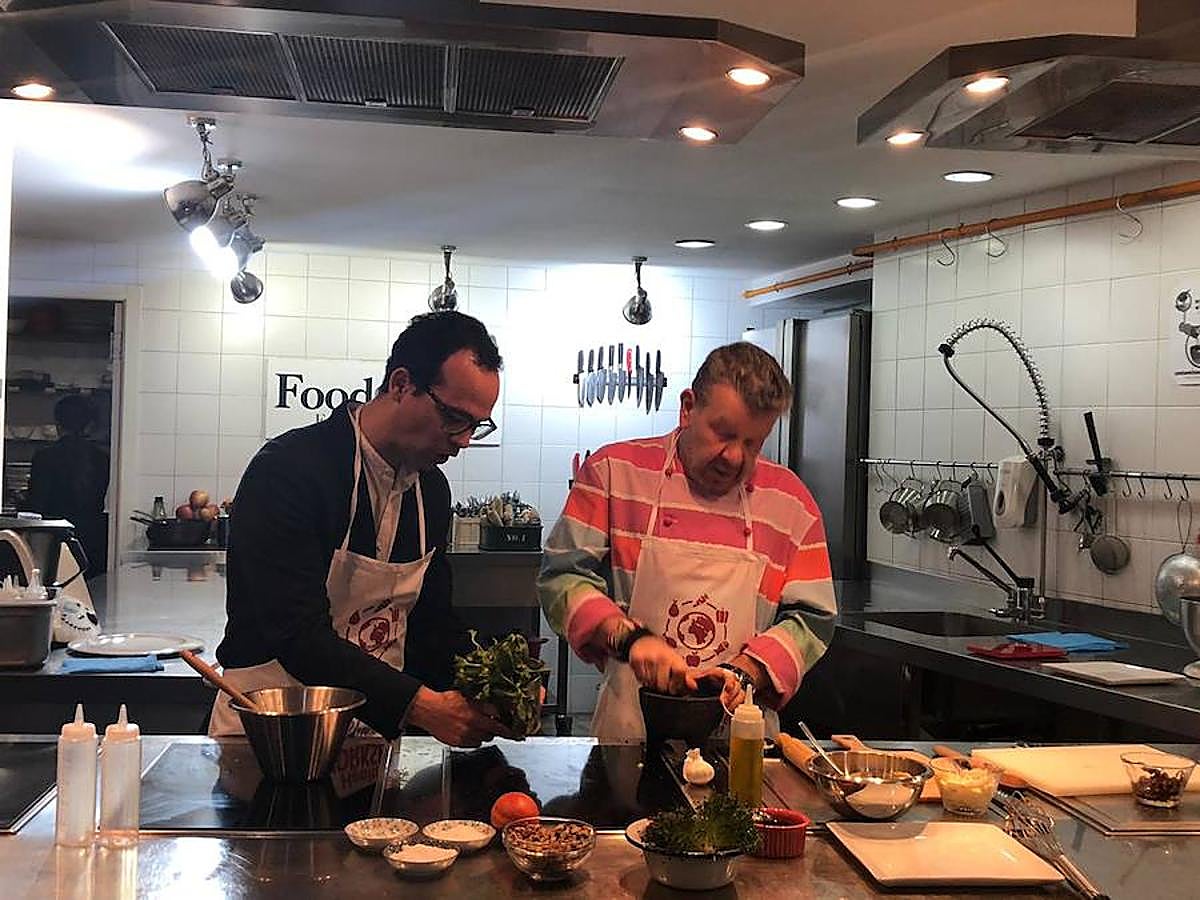Uno de los chefs más mediáticos ha salido de la pequeña pantalla para volver a los fogones de una forma muy lúdica y educativa: ofreciendo un taller en la capital del Turia para personas diabéticas. Los asistentes han podido cocinar con el maestro y seguir sus consejos para elaborar un plato cardiosaludable que demuestre que se puede comer sano y rico.