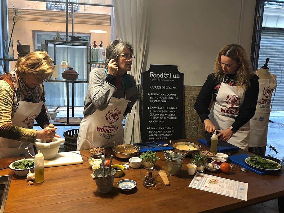 Uno de los chefs más mediáticos ha salido de la pequeña pantalla para volver a los fogones de una forma muy lúdica y educativa: ofreciendo un taller en la capital del Turia para personas diabéticas. Los asistentes han podido cocinar con el maestro y seguir sus consejos para elaborar un plato cardiosaludable que demuestre que se puede comer sano y rico.