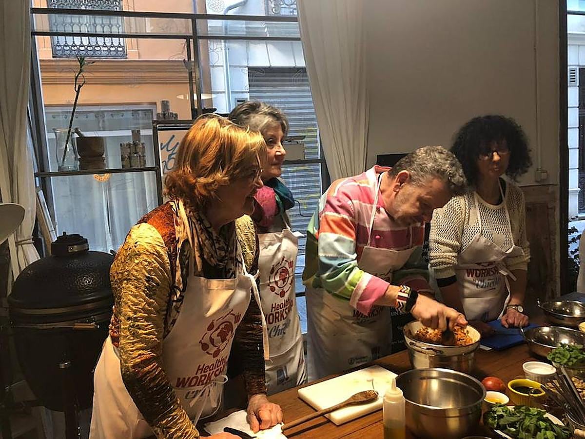 Uno de los chefs más mediáticos ha salido de la pequeña pantalla para volver a los fogones de una forma muy lúdica y educativa: ofreciendo un taller en la capital del Turia para personas diabéticas. Los asistentes han podido cocinar con el maestro y seguir sus consejos para elaborar un plato cardiosaludable que demuestre que se puede comer sano y rico.