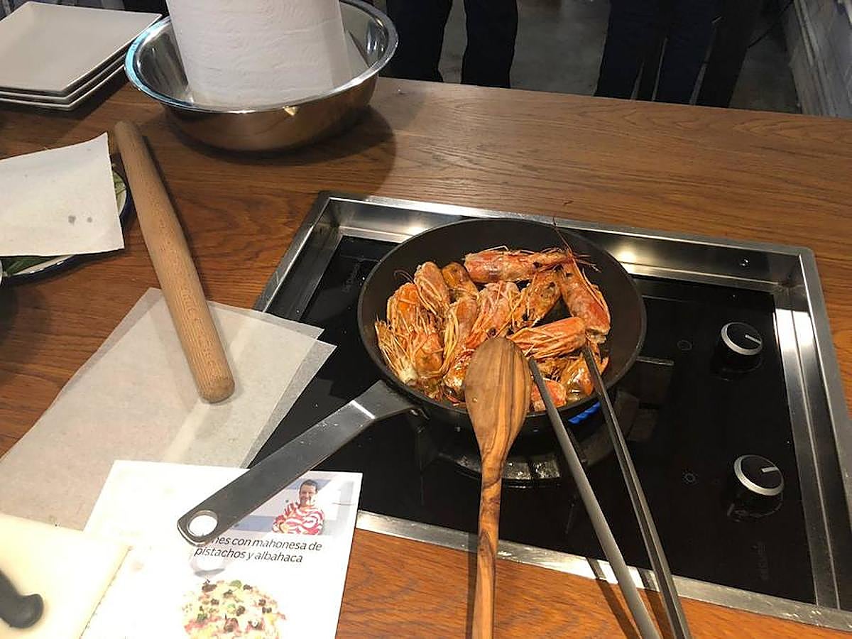 Uno de los chefs más mediáticos ha salido de la pequeña pantalla para volver a los fogones de una forma muy lúdica y educativa: ofreciendo un taller en la capital del Turia para personas diabéticas. Los asistentes han podido cocinar con el maestro y seguir sus consejos para elaborar un plato cardiosaludable que demuestre que se puede comer sano y rico.