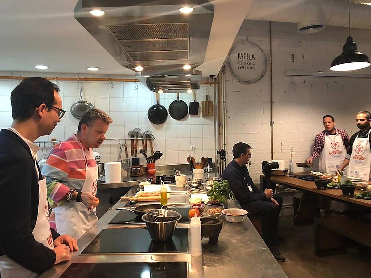 Uno de los chefs más mediáticos ha salido de la pequeña pantalla para volver a los fogones de una forma muy lúdica y educativa: ofreciendo un taller en la capital del Turia para personas diabéticas. Los asistentes han podido cocinar con el maestro y seguir sus consejos para elaborar un plato cardiosaludable que demuestre que se puede comer sano y rico.