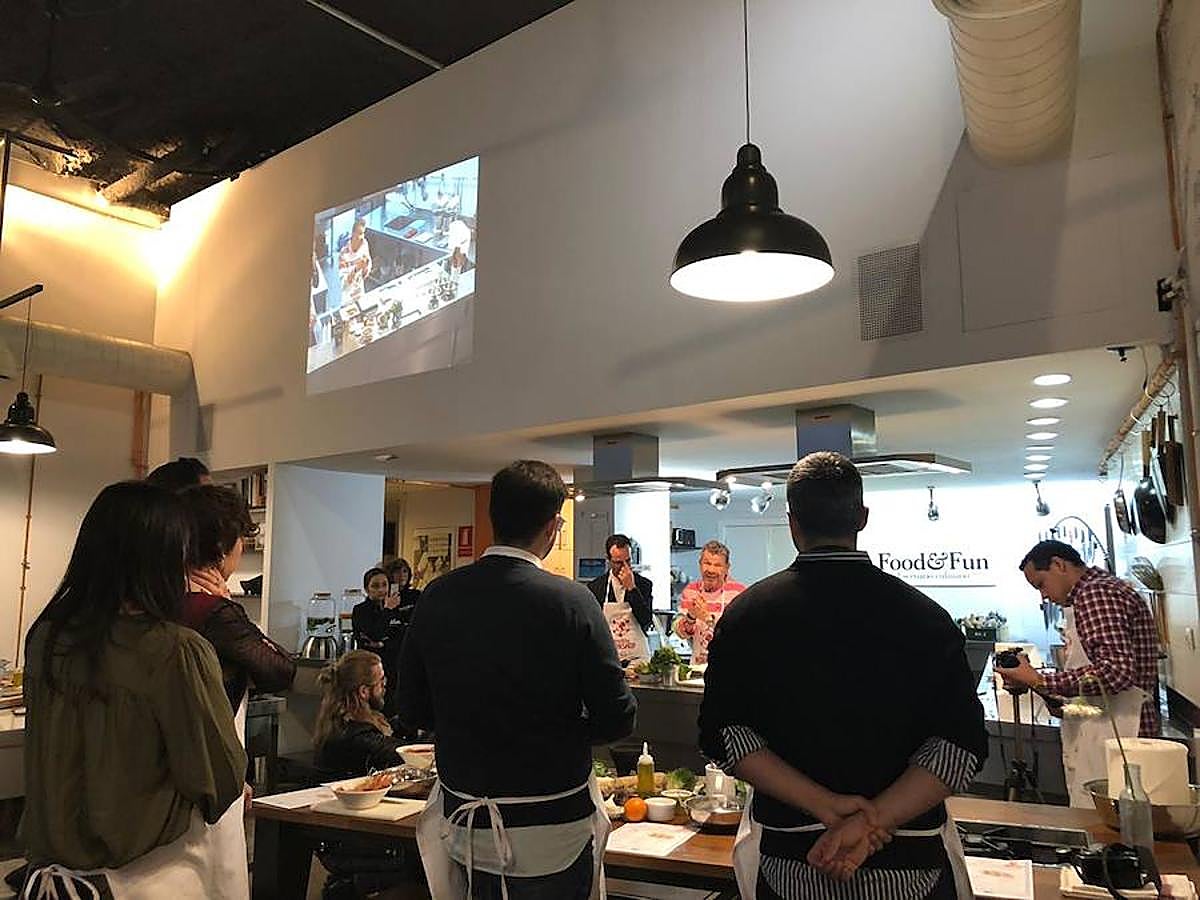 Uno de los chefs más mediáticos ha salido de la pequeña pantalla para volver a los fogones de una forma muy lúdica y educativa: ofreciendo un taller en la capital del Turia para personas diabéticas. Los asistentes han podido cocinar con el maestro y seguir sus consejos para elaborar un plato cardiosaludable que demuestre que se puede comer sano y rico.
