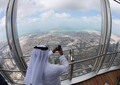 Imagen secundaria 1 - La recién inaugurada sala de estar del edificio Burj Khalifa.