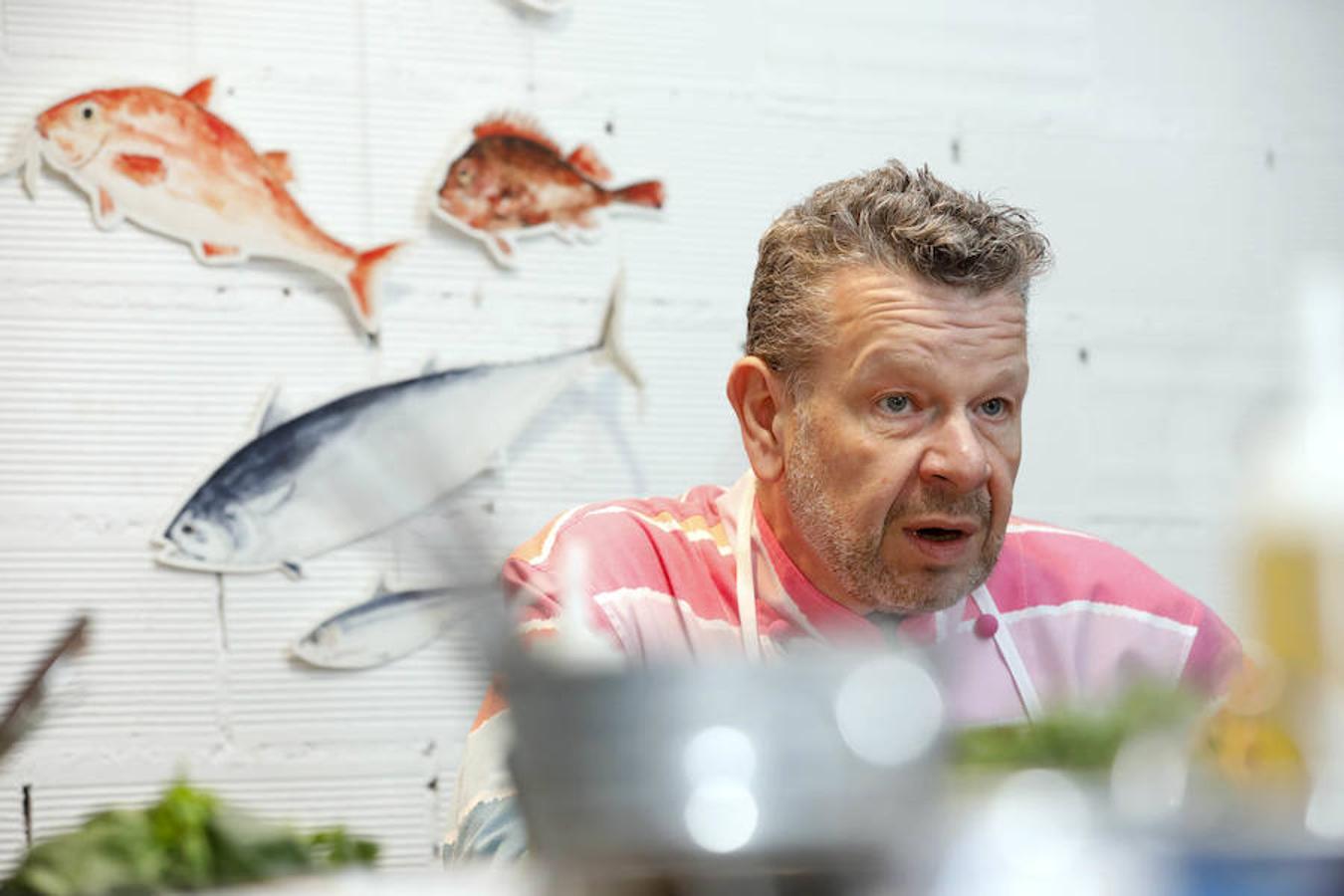 Uno de los chefs más mediáticos ha salido de la pequeña pantalla para volver a los fogones de una forma muy lúdica y educativa: ofreciendo un taller en la capital del Turia para personas diabéticas. Los asistentes han podido cocinar con el maestro y seguir sus consejos para elaborar un plato cardiosaludable que demuestre que se puede comer sano y rico.