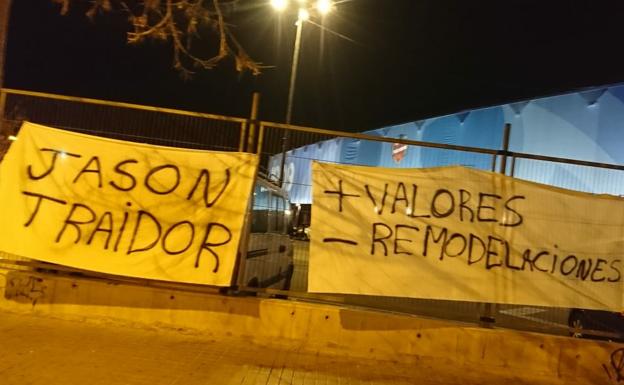 Pancarta en el Ciutat de Valencia.