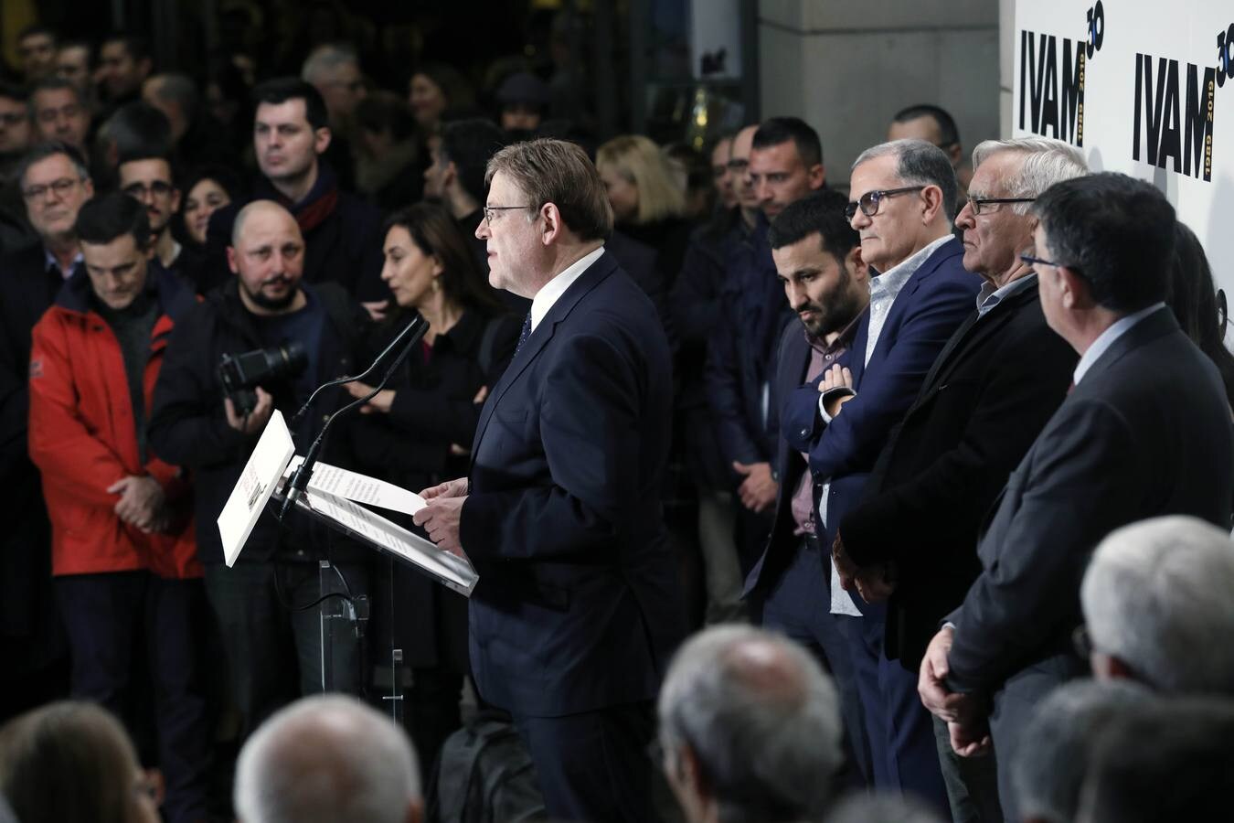 El IVAM arrancó este miércoles los actos de su 30 aniversario. La exposición 'Tiempos convulsos' sirvió de pistoletazo de salida a la conmemoración. Valencia se volcó con el museo. La cita contó con una nutrida representación del Consell encabezada por el presidente, Ximo Puig. Hasta el día 24 el IVAM tiene entrada gratuita.