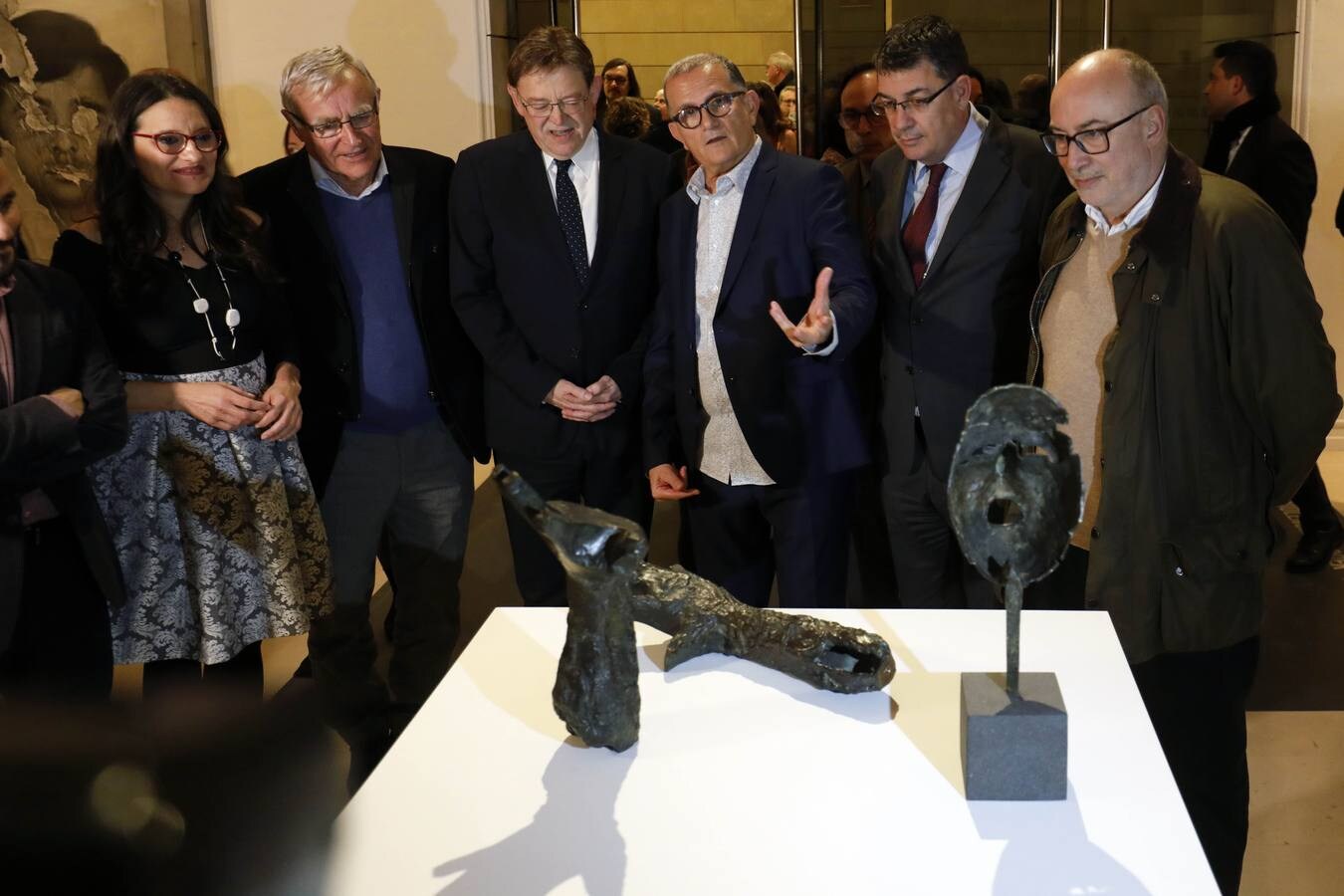 El IVAM arrancó este miércoles los actos de su 30 aniversario. La exposición 'Tiempos convulsos' sirvió de pistoletazo de salida a la conmemoración. Valencia se volcó con el museo. La cita contó con una nutrida representación del Consell encabezada por el presidente, Ximo Puig. Hasta el día 24 el IVAM tiene entrada gratuita.