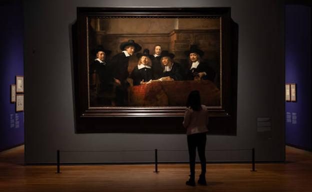 Una visitante observa una de las obras de Rembrandt. 