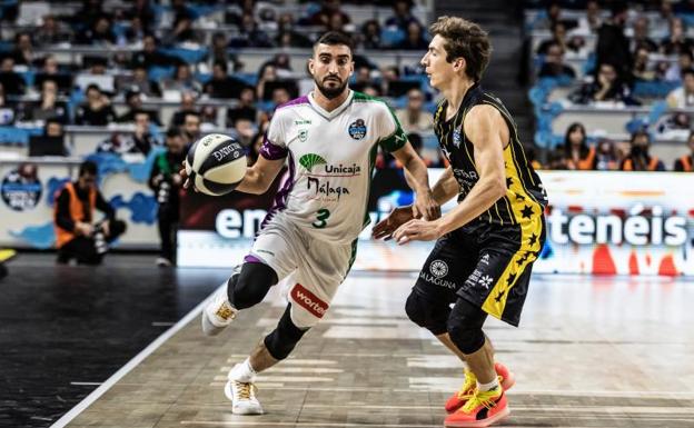 Jaime Fernández (i), durante una acción del partido entre Tenerife y Unicaja.